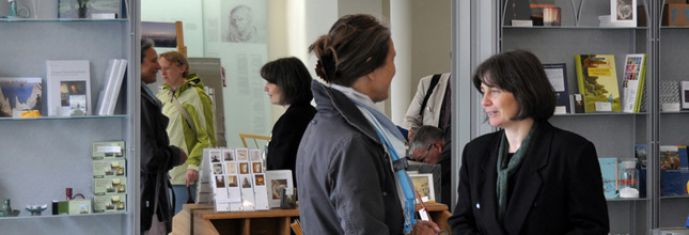 Besucher im Museumsshop